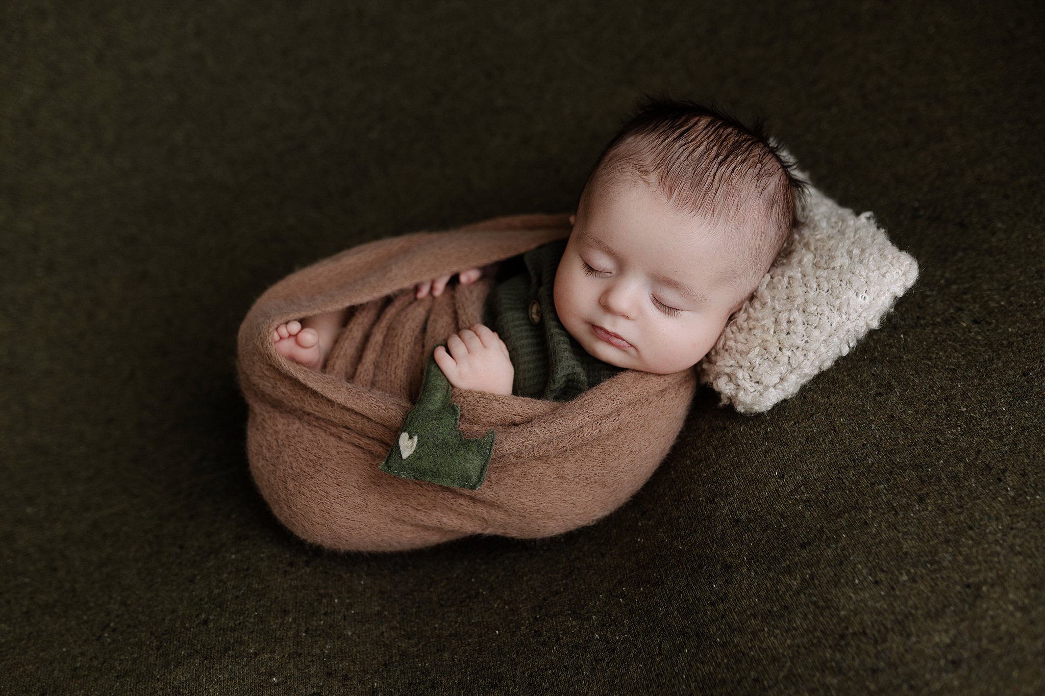 plan your maternity and newborn photos in advance for a stress free experience that results in dreamy photos in Boise Idaho's best maternity and newborn photography studio, Glean and Co.